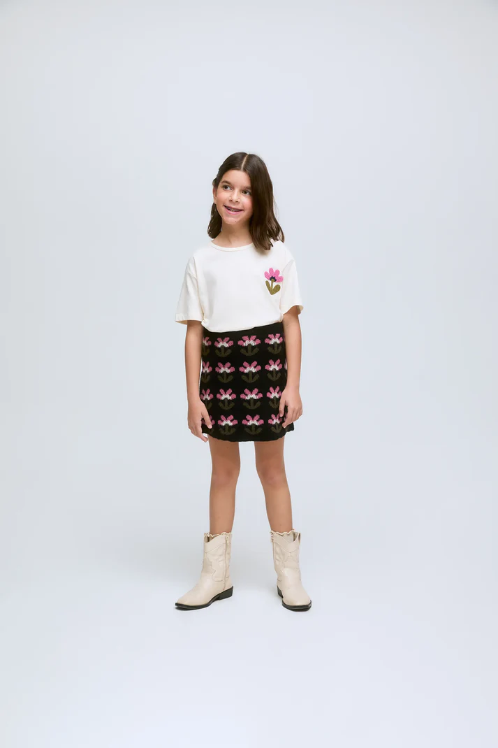 CAMISETA FLOR BORDADA