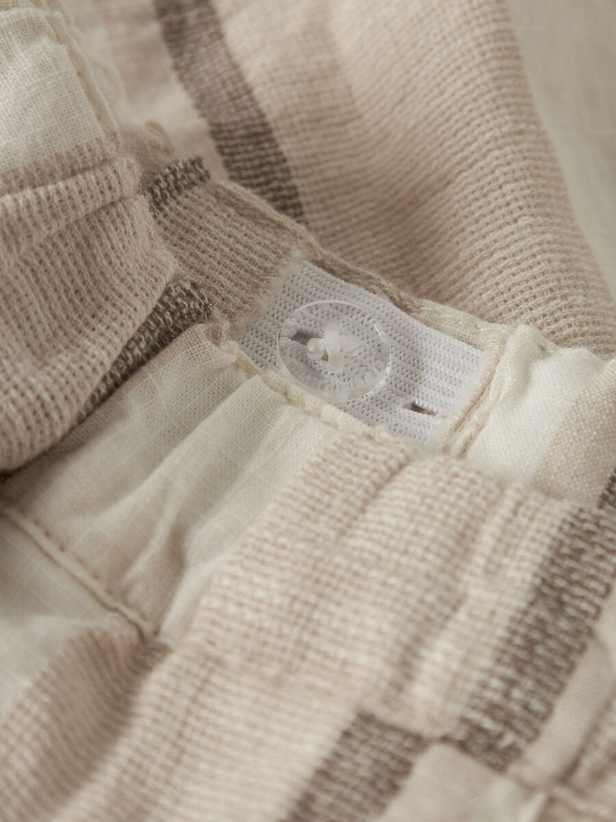 SHORT RAYAS BEIGE NIÑO