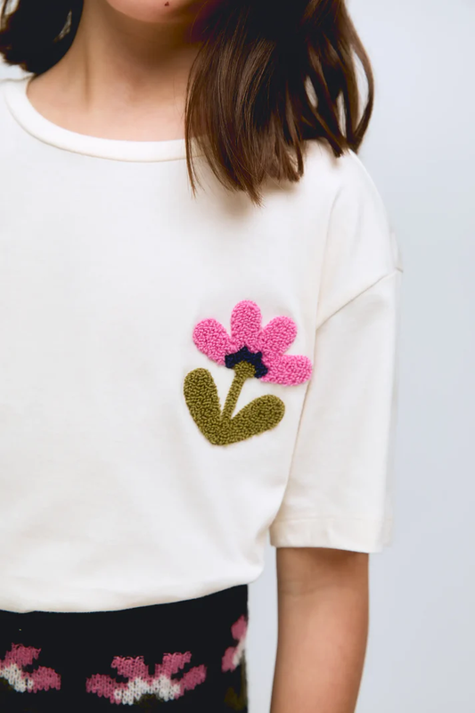 CAMISETA FLOR BORDADA