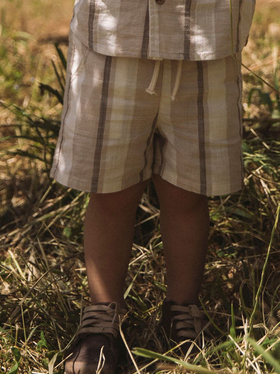 SHORT RAYAS BEIGE NIÑO